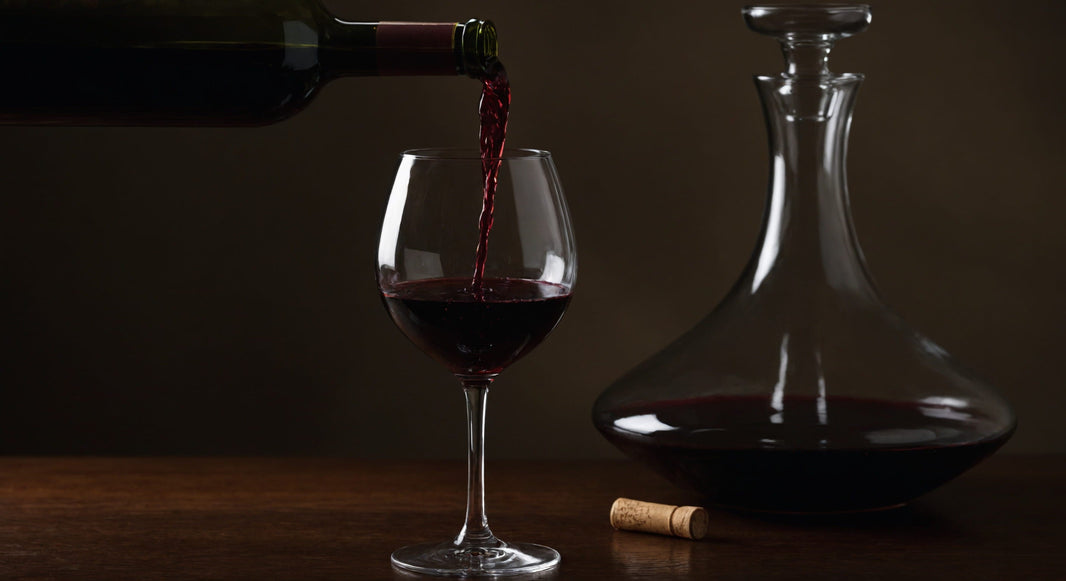 Decanter sì o no? Quando decantare e per quanto (senza rovinare il vino)